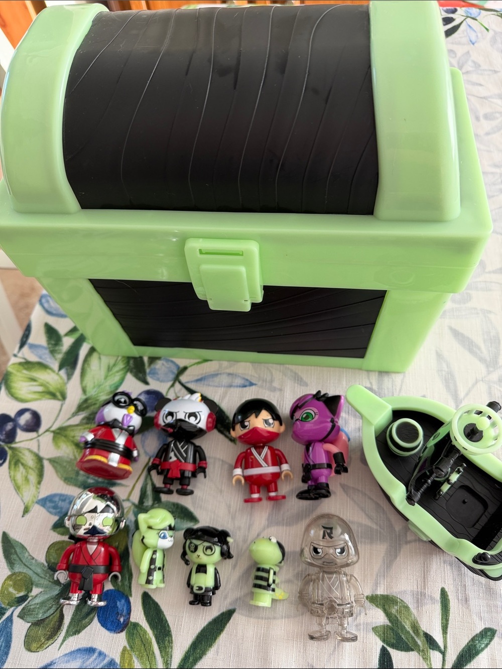 Ryan’s World Cap’n Ryan’s Glow in the Dark Mega Mystery Treasure Chest